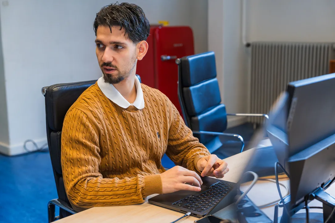 Erenay Tozun aan het werk achter zijn laptop