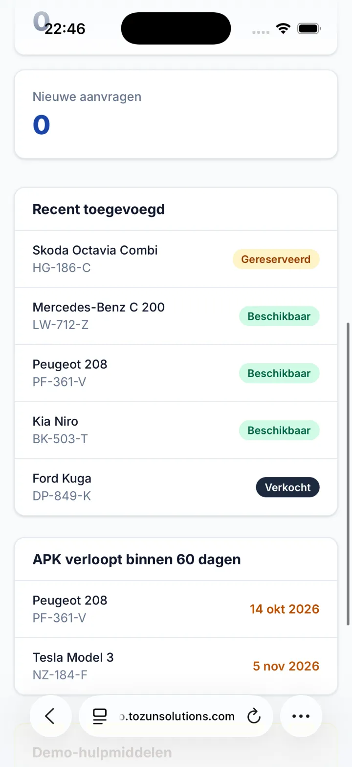 Lijst met recent toegevoegde auto's in de beheeromgeving van Autohuis Merwede, elk met kenteken en status